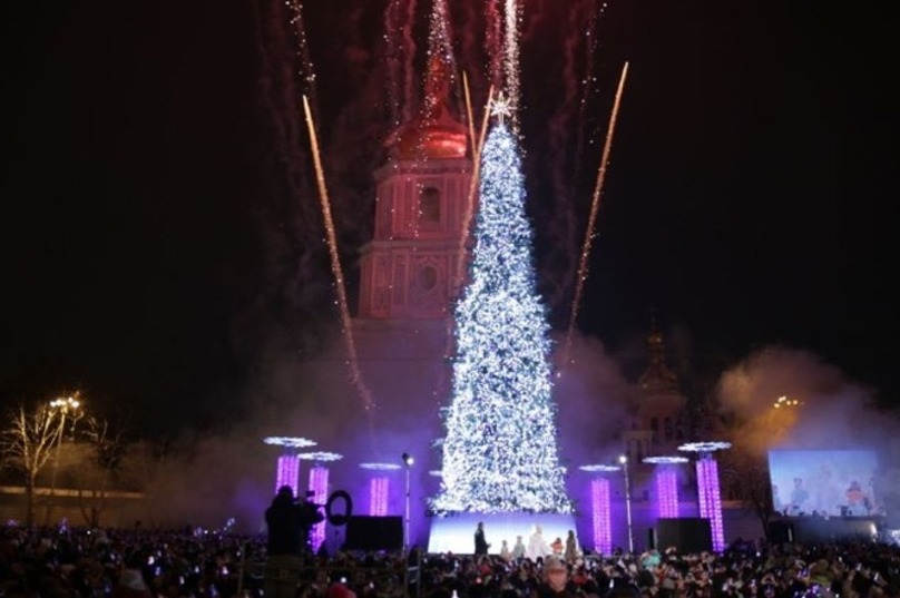 Ð Ðиеве зажглаÑÑ Ð³Ð»Ð°Ð²Ð½Ð°Ñ ÐµÐ»ÐºÐ° ÑÑÑÐ°Ð½Ñ dqxikeidqxidqrant