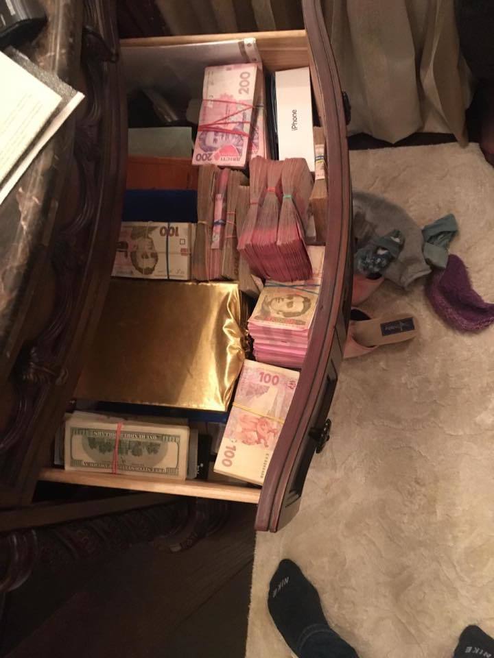 ’’ÐÑоÑили в окно кÑÑÑ Ð´ÐµÐ½ÐµÐ³’’: ÐÐУ Ñо Ñкандалом задеÑжала коÑÑÑпÑионеÑов