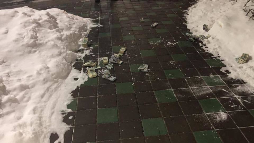 ’’ÐÑоÑили в окно кÑÑÑ Ð´ÐµÐ½ÐµÐ³’’: ÐÐУ Ñо Ñкандалом задеÑжала коÑÑÑпÑионеÑов