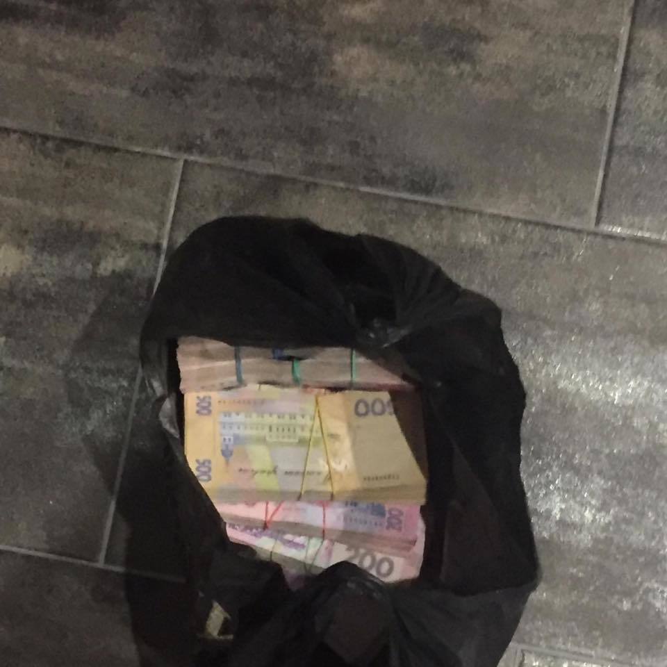 Ð‘Ñ€Ð¾ÑÐ¸Ð»Ð¸ Ð² Ð¾ÐºÐ½Ð¾ ÐºÑƒÑ‡Ñƒ Ð´ÐµÐ½ÐµÐ³: Ð“ÐŸÐ£ ÑÐ¾ ÑÐºÐ°Ð½Ð´Ð°Ð»Ð¾Ð¼ Ð·Ð°Ð´ÐµÑ€Ð¶Ð°Ð»Ð° ÐºÐ¾Ñ€Ñ€ÑƒÐ¿Ñ†Ð¸Ð¾Ð½ÐµÑ€Ð¾Ð²