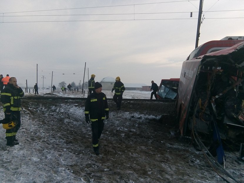 РСеÑбии поезд пÑоÑаÑанил ÑколÑнÑй авÑобÑÑ: погибли 5 Ñеловек, ÑÐ°Ð½ÐµÐ½Ñ 30