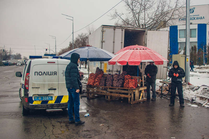 Мужчина замерз насмерть в овощной палатке в Киеве Мужчина замерз насмерть в овощной палатке в Киеве - фото 3
