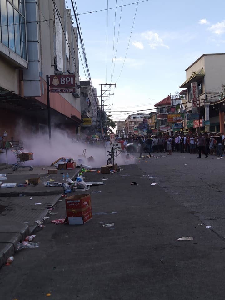 ÐÐ° Ð¤Ð¸Ð»Ð»Ð¸Ð¿Ð¿Ð¸Ð½Ð°Ñ… Ñ€Ð²Ð°Ð½ÑƒÐ»Ð¾ Ð²Ð¾Ð·Ð»Ðµ Ñ‚Ð¾Ñ€Ð³Ð¾Ð²Ð¾Ð³Ð¾ Ñ†ÐµÐ½Ñ‚Ñ€Ð°: Ð´Ð²Ðµ Ð¶ÐµÑ€Ñ‚Ð²Ñ‹, Ð´ÐµÑÑÑ‚ÐºÐ¸ Ñ€Ð°Ð½ÐµÐ½Ñ‹Ñ…