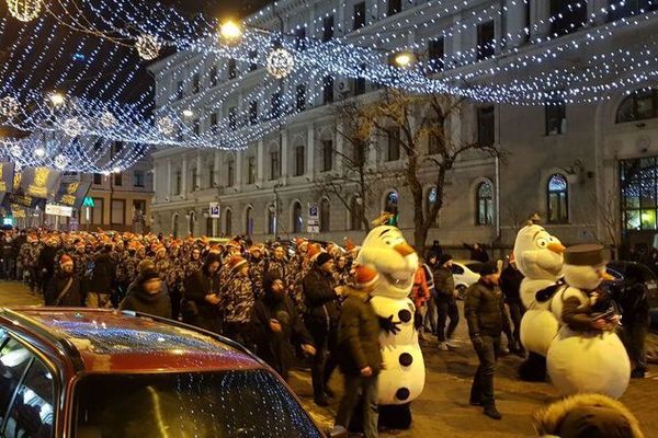 Снеговики и ’’Героям слава!’’ В Киеве проходит уникальный марш в честь Бандеры