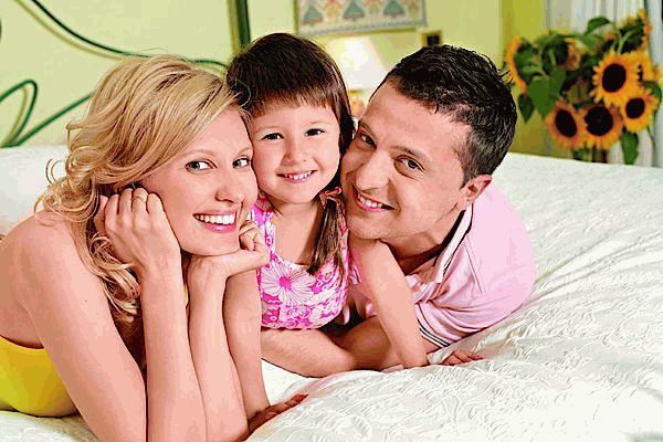 Ð’Ð»Ð°Ð´Ð¸Ð¼Ð¸Ñ€ Ð—ÐµÐ»ÐµÐ½ÑÐºÐ¸Ð¹ Ñ Ð¶ÐµÐ½Ð¾Ð¹ Ð•Ð»ÐµÐ½Ð¾Ð¹ Ð¸ Ð´Ð¾Ñ‡ÐºÐ¾Ð¹ Ð¡Ð°ÑˆÐµÐ¹