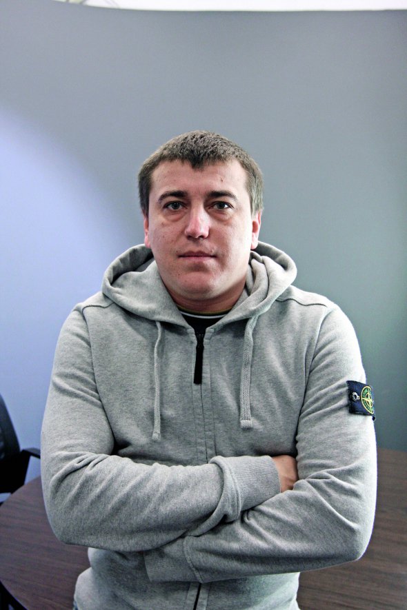  ѲͲ, 33 , .  30  1985-  .  – ,  – .      . г   . ” .      -  -”. 2014             㳺     ” ”. ”    .   ,    Facebook.      .   .     ”.     ,     ,    . ,   2- .  ,  糺 dqxikeidqxidqrant