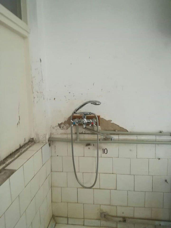 На данном изображении может находиться: в помещении