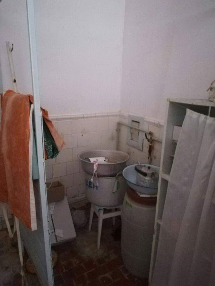 На данном изображении может находиться: в помещении