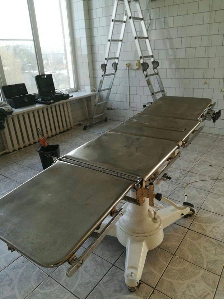 На данном изображении может находиться: в помещении