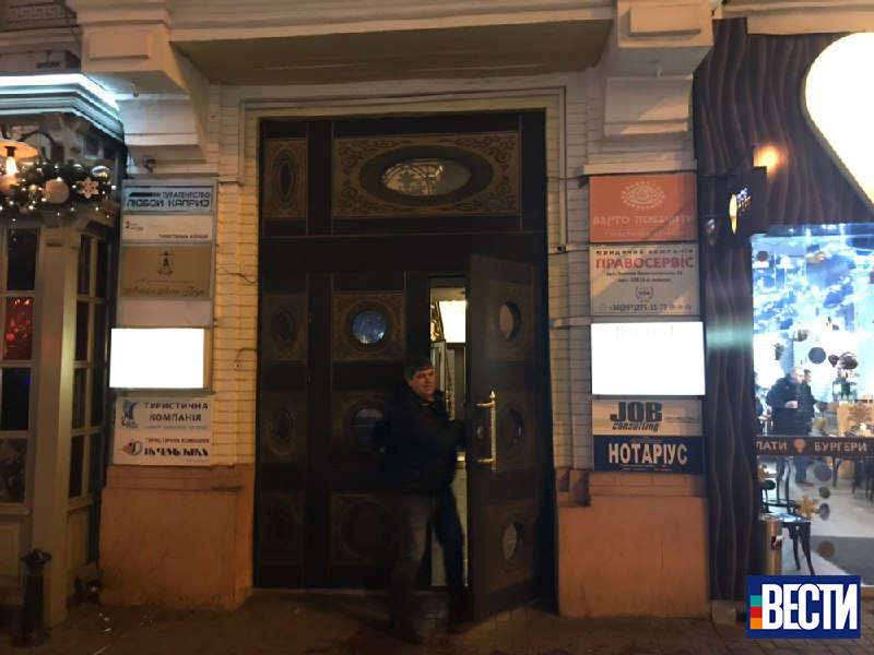 Владимир Зеленский с полицией штурмуют офис в центре Киева Владимир Зеленский с полицией штурмуют офис в центре Киева - фото 2 dqxikeidqxidqeant