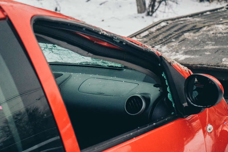 Ð’Ð¾Ð´Ð¸Ñ‚ÐµÐ»ÑŒ ÐºÑ€Ð°ÑÐ½Ð¾Ð³Ð¾ Citroen C1 Ð½Ðµ ÑÐ¿Ñ€Ð°Ð²Ð¸Ð»Ð°ÑÑŒ Ñ ÑƒÐ¿Ñ€Ð°Ð²Ð»ÐµÐ½Ð¸ÐµÐ¼ Ð¸ Ð²Ñ‹Ð»ÐµÑ‚ÐµÐ»Ð° Ñ Ð´Ð¾Ñ€Ð¾Ð³Ð¸ dqxikeidqxidqrant