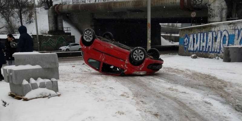 Ð’ Ñ€ÐµÐ·ÑƒÐ»ÑŒÑ‚Ð°Ñ‚Ðµ Ð°Ð²Ñ‚Ð¾ Ð¿ÐµÑ€ÐµÐ²ÐµÑ€Ð½ÑƒÐ»Ð¾ÑÑŒ. Ð¤Ð¾Ñ‚Ð¾ - Ð¾Ñ‡ÐµÐ²Ð¸Ð´Ñ†Ñ‹