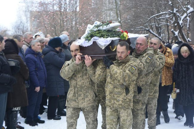 С погибшим в зоне ООС воином 72-й ОМБр Владимиром Крупским простились на Полтавщине 04 С погибшим в зоне ООС воином 72-й ОМБр Владимиром Крупским простились на Полтавщине 04