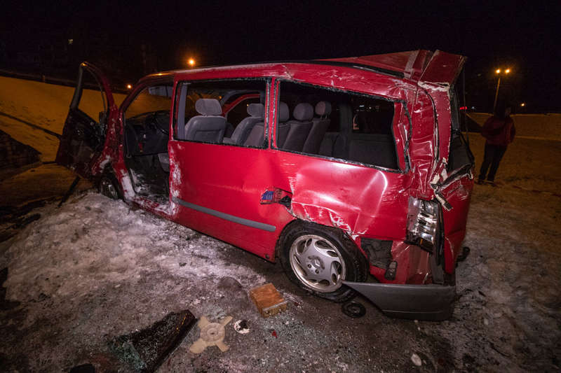 ÐаÑина ÑнеÑла оÑбойник и ÑлеÑела в в пеÑеÑ
однÑÑ ÑаÑÑÑ ÐºÑÑга