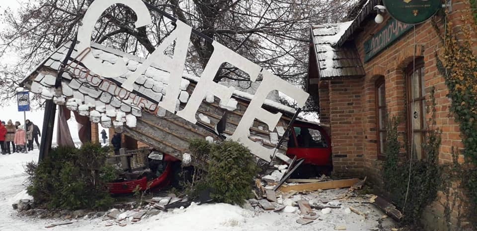 Ðа ÐакаÑпаÑÑе авÑÐ¾Ð¼Ð¾Ð±Ð¸Ð»Ñ Ð²Ð»ÐµÑел в каÑе из-за пÑÑного водиÑелÑ: ÑоÑо ÑÑÑаÑной аваÑии