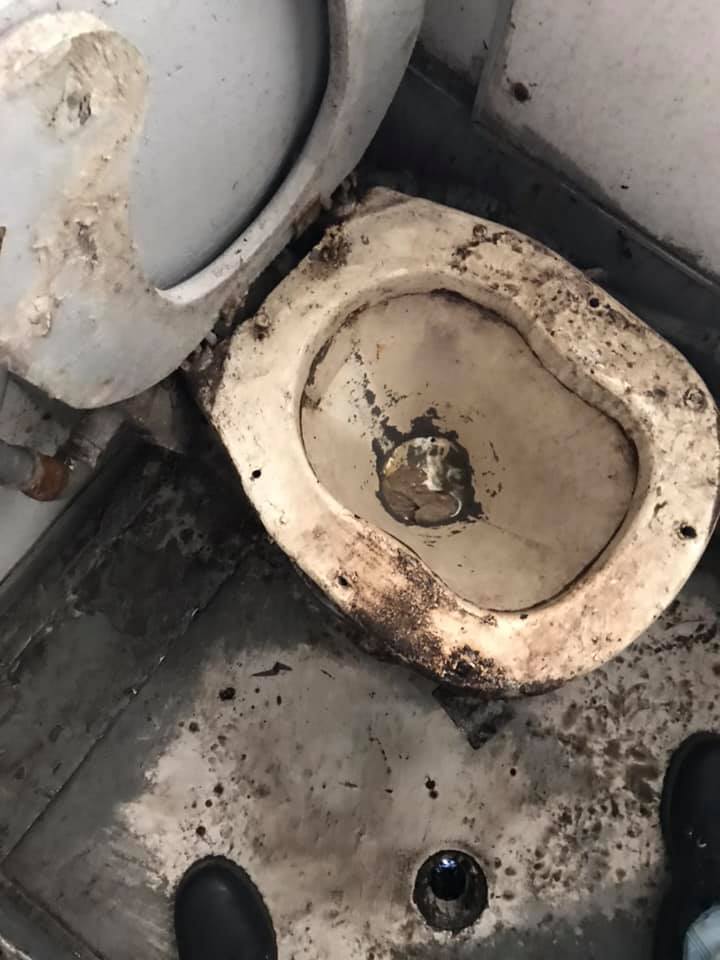 ’’Держится на соплях’’: журналист ужаснул сеть снимками из поезда