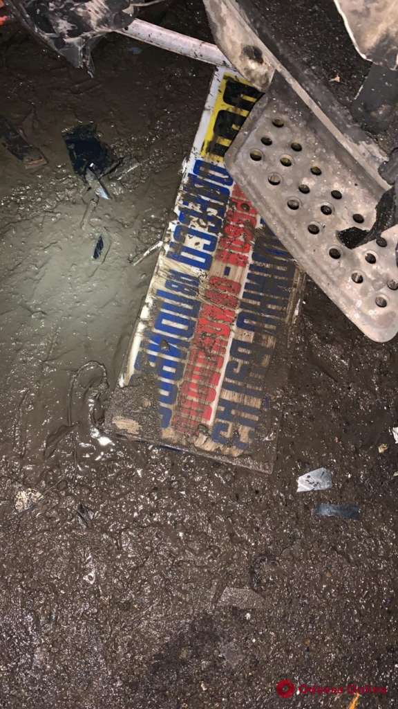 Под Одессой произошло жуткое ДТП: столкнулись фура, маршрутка и легковушка. Два человека погибли, четверо пострадали (фото) Под Одессой произошло жуткое ДТП: столкнулись фура, маршрутка и легковушка. Два человека погибли, четверо пострадали (фото) dqxikeidqxidqrant