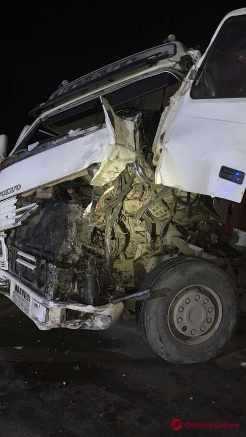 Под Одессой произошло жуткое ДТП: столкнулись фура, маршрутка и легковушка. Два человека погибли, четверо пострадали (фото) Под Одессой произошло жуткое ДТП: столкнулись фура, маршрутка и легковушка. Два человека погибли, четверо пострадали (фото)