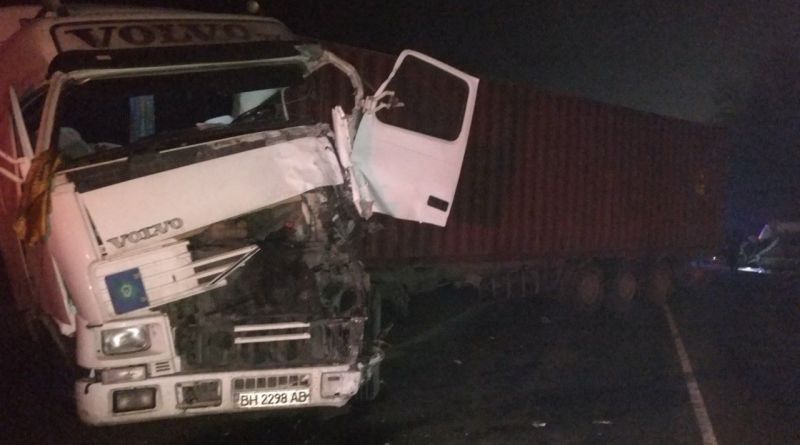 Под Одессой произошло жуткое ДТП: столкнулись фура, маршрутка и легковушка. Два человека погибли, четверо пострадали (фото) Под Одессой произошло жуткое ДТП: столкнулись фура, маршрутка и легковушка. Два человека погибли, четверо пострадали (фото)