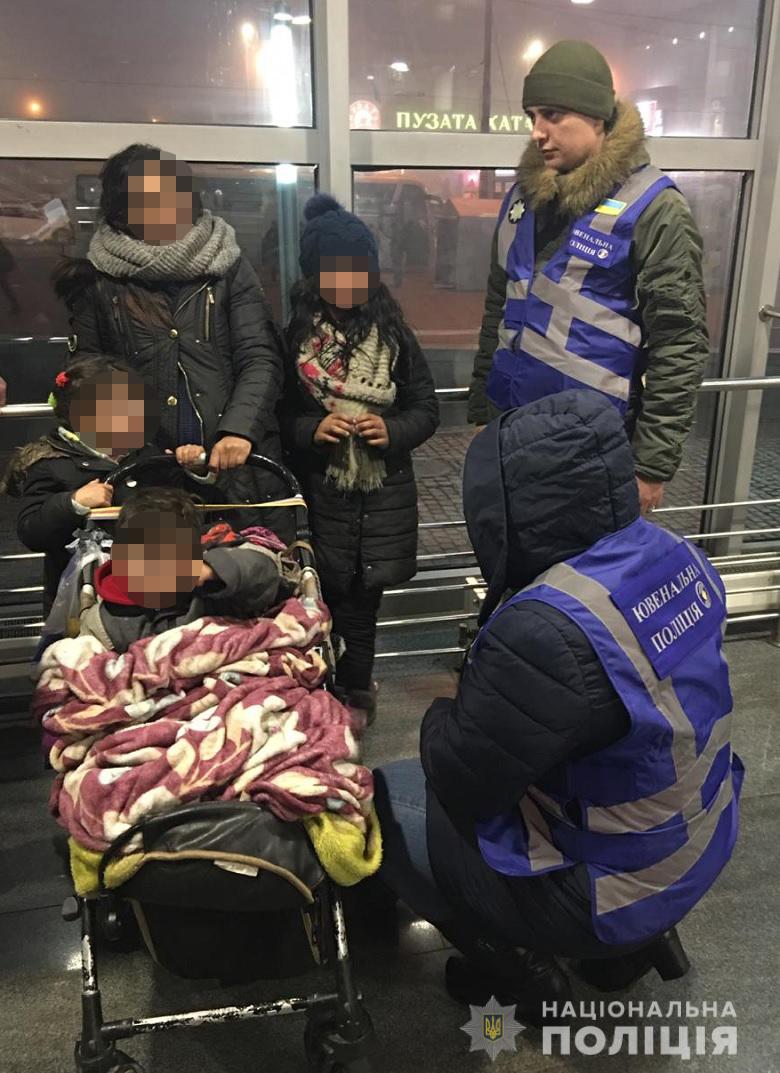 Ð¢Ñ€Ð¾Ðµ Ð¼Ð°Ð»Ð¾Ð»ÐµÑ‚Ð½Ð¸Ñ… Ð´ÐµÑ‚ÐµÐ¹ Ð¿Ð¾Ð¿Ñ€Ð¾ÑˆÐ°Ð¹Ð½Ð¸Ñ‡Ð°Ð»Ð¸ Ð½Ð° Ð²Ð¾ÐºÐ·Ð°Ð»Ðµ Ð²Ð¼ÐµÑÑ‚Ðµ Ñ Ð¼Ð°Ñ‚ÐµÑ€ÑŒÑŽ dqxikeidqxidqrant