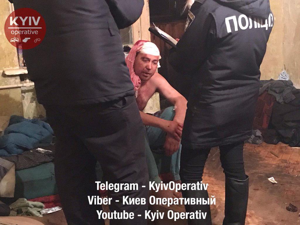 Кровь залила всю квартиру: в Киеве устроили жестокую поножовщину. Фото 18+