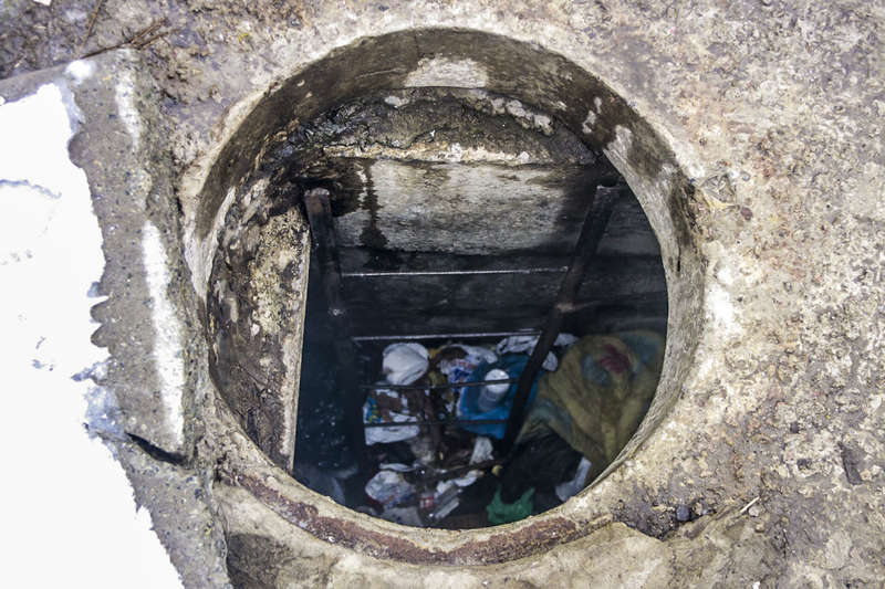 Ð’ ÐºÐ°Ð½Ð°Ð»Ð¸Ð·Ð°Ñ†Ð¸Ð¸ Ð¾Ð±ÑƒÑÑ‚Ñ€Ð¾ÐµÐ½Ð¾ ÑÐ¿Ð°Ð»ÑŒÐ½Ð¾Ðµ Ð¼ÐµÑÑ‚Ð¾ Ñ Ð¾Ð´ÐµÑÐ»Ð°Ð¼Ð¸ Ð¸ Ð¿Ð¾Ð´ÑƒÑˆÐºÐ°Ð¼Ð¸, Ð¼Ð½Ð¾Ð³Ð¾ Ð¿Ð¾ÑÑƒÐ´Ñ‹, Ð¿Ñ€Ð¾Ð´ÑƒÐºÑ‚Ñ‹ Ð¸ Ð±ÑƒÑ‚Ñ‹Ð»ÐºÐ¸ Ð¸Ð·-Ð¿Ð¾Ð´ Ð°Ð»ÐºÐ¾Ð³Ð¾Ð»Ñ