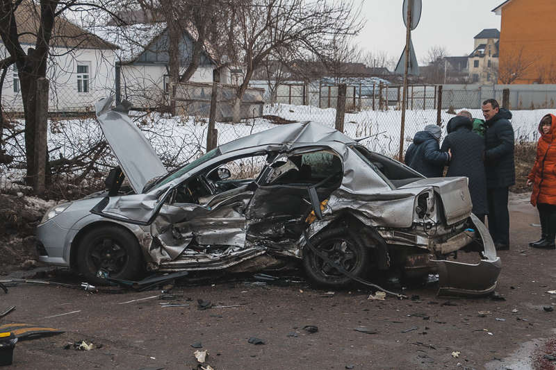 ÐÐ²Ñ‚Ð¾Ð¼Ð¾Ð±Ð¸Ð»Ð¸ ÑÑ‚Ð¾Ð»ÐºÐ½ÑƒÐ»Ð¸ÑÑŒ Ð½Ð° Ð¿ÐµÑ€ÐµÐºÑ€ÐµÑÑ‚ÐºÐµ. ÐžÑ‚ ÑÐ¸Ð»ÑŒÐ½Ð¾Ð³Ð¾ ÑƒÐ´Ð°Ñ€Ð° Ð¼Ð°ÑˆÐ¸Ð½Ñ‹ Ñ€Ð°Ð·Ð±Ñ€Ð¾ÑÐ°Ð»Ð¾ Ð¿Ð¾ Ð¿Ñ€Ð¾ÐµÐ·Ð¶ÐµÐ¹ Ñ‡Ð°ÑÑ‚Ð¸