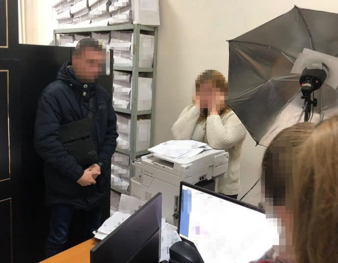 Чиновницу Миграционной службы взяли на взятке dqxikeidqxidqrant