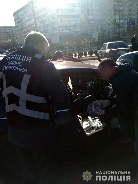 Двое чиновников задержаны при получении 700 тысяч взятки в Запорожье, - Нацполиция 03 Двое чиновников задержаны при получении 700 тысяч взятки в Запорожье, - Нацполиция 03