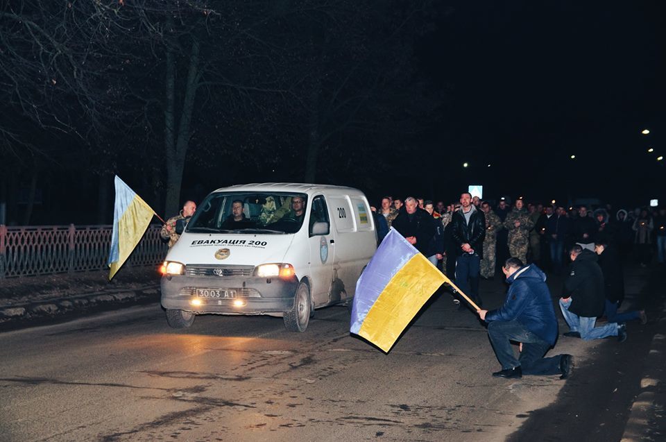 "ÐпомниÑеÑÑ, оÑÑановиÑе войнÑ!" Ðа РивненÑине на коленÑÑ
вÑÑÑеÑали погибÑего бойÑа dqxikeidqxidqrant