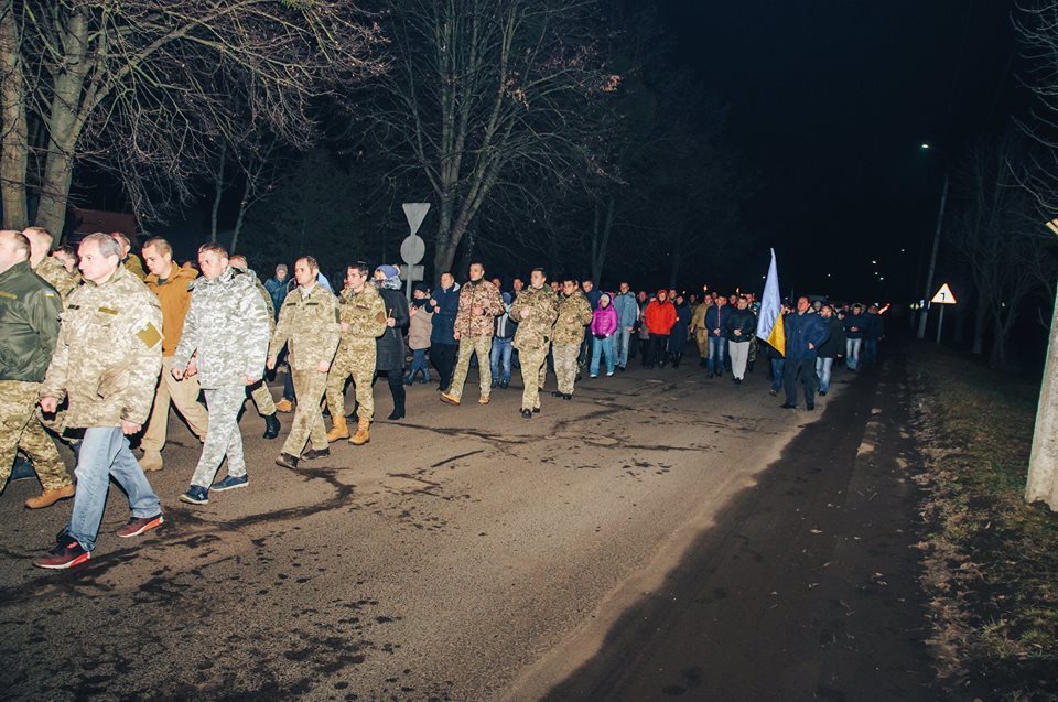 "ÐпомниÑеÑÑ, оÑÑановиÑе войнÑ!" Ðа РивненÑине на коленÑÑ
вÑÑÑеÑали погибÑего бойÑа