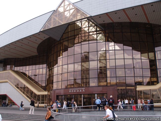 Это очень улучшает настроение перед поездкой: на железнодорожном вокзале Минска убрали русскоязычную вывеску 03 Это очень улучшает настроение перед поездкой: на железнодорожном вокзале Минска убрали русскоязычную вывеску 03 dqxikeidqxidqeant