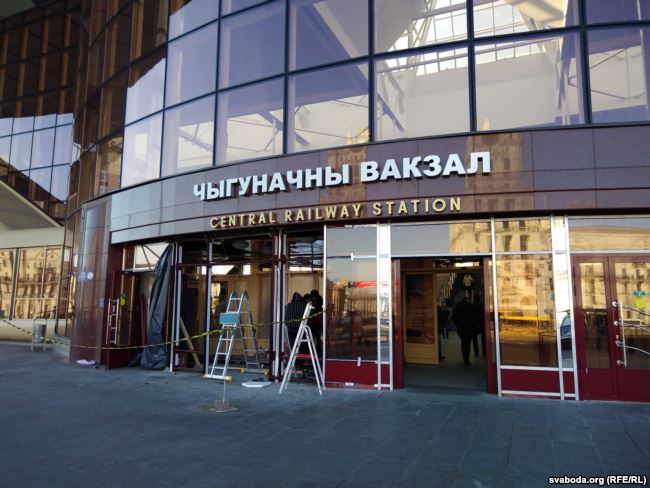 Это очень улучшает настроение перед поездкой: на железнодорожном вокзале Минска убрали русскоязычную вывеску 04 Это очень улучшает настроение перед поездкой: на железнодорожном вокзале Минска убрали русскоязычную вывеску 04