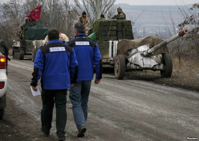Члени моніторингової місії ОБСЄ біля українських військовослужбовців. Село Парасковіївка, поблизу Артемівська, 26 лютого 2015 року
