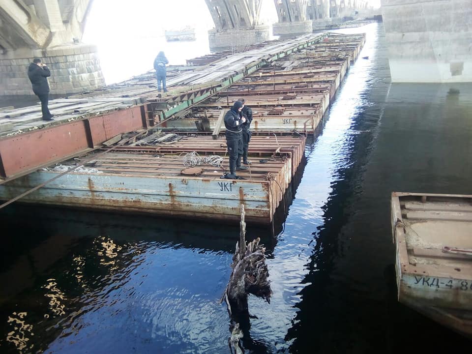 ТÑÑп наÑ
одилÑÑ Ð² воде недалеко Ð¾Ñ ÐабеÑежно-ÐеÑеÑÑкой доÑоги, 12