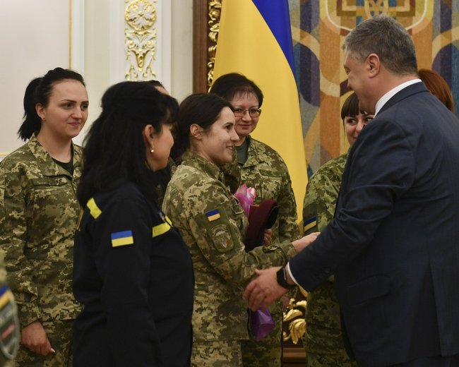 Более 7 тыс. женщин имеют статус участника боевых действий, - Порошенко 02 Более 7 тыс. женщин имеют статус участника боевых действий, - Порошенко 02