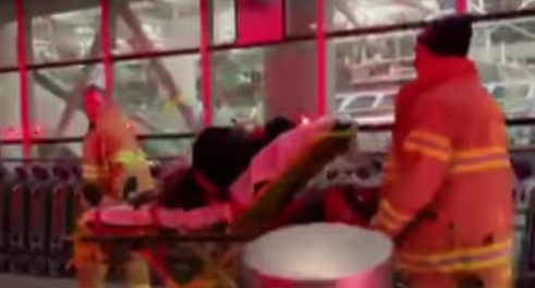 Кричали и молились: в США десятки пассажиров пострадали из-за ЧП с самолетом