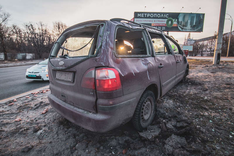 Ðа ÑлиÑе ÐаболоÑного из-за лопнÑвÑего колеÑа пеÑевеÑнÑлÑÑ Ð°Ð²ÑомобилÑ, коÑоÑÑй пеÑевозил ÑÑÑки пеÑепелов. ФоÑо: «Ð?нÑоÑмаÑоÑ»