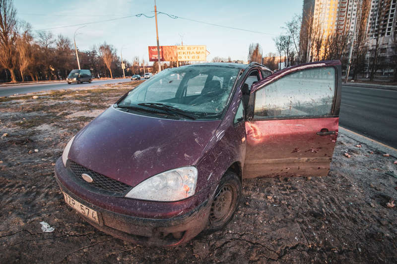 Ðа ÑлиÑе ÐаболоÑного из-за лопнÑвÑего колеÑа пеÑевеÑнÑлÑÑ Ð°Ð²ÑомобилÑ, коÑоÑÑй пеÑевозил ÑÑÑки пеÑепелов. ФоÑо: «Ð?нÑоÑмаÑоÑ»
