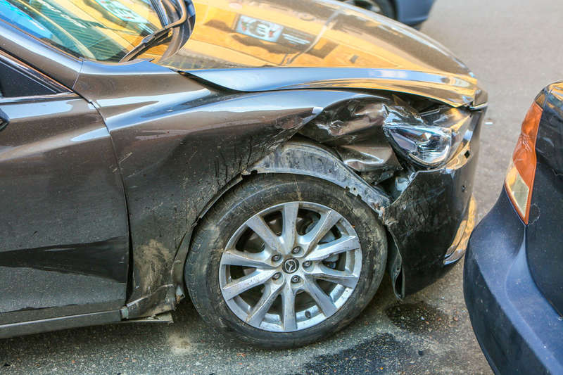 В то же время Mazda визуально пострадала не так сильно - удар пришелся в колесо, которое и приняло на себя значительную часть энергии В то же время Mazda визуально пострадала не так сильно - удар пришелся в колесо, которое и приняло на себя значительную часть энергии