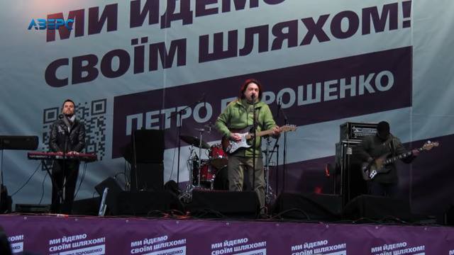 На данном изображении может находиться: один или несколько человек, люди на сцене и люди играют на музыкальных инструментах dqxikeidqxidqeant