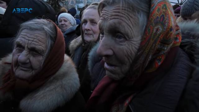 На данном изображении может находиться: 4 человека