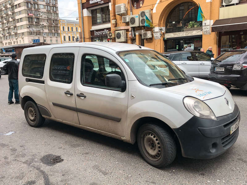 Инцидент произошел на Бессарабской площади. На асфальте возле такси видно кровь, как последствие драки Инцидент произошел на Бессарабской площади. На асфальте возле такси видно кровь, как последствие драки