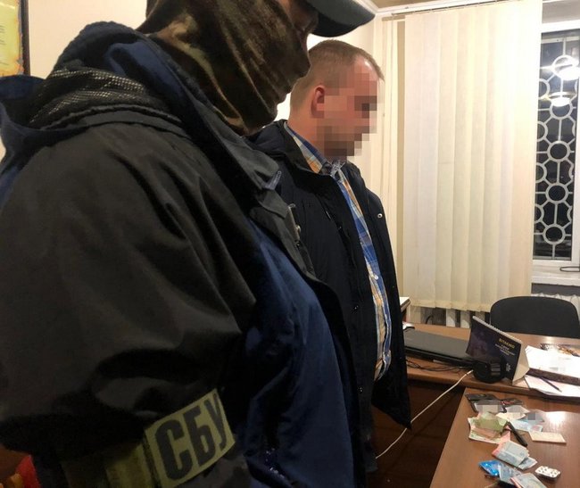 Двое сотрудников криминальной полиции Хмельнитчины попались на взятке 1 тыс. долл., - СБУ 02 Двое сотрудников криминальной полиции Хмельнитчины попались на взятке 1 тыс. долл., - СБУ 02 dqxikeidqxidqrant