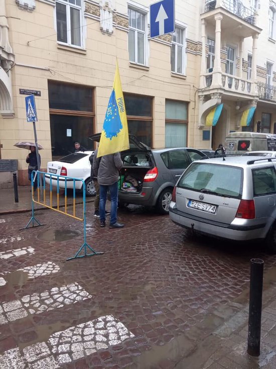 Евробляхеры перекрыли улицу перед Львовской таможней: требуют снизить цену растаможки 01 Евробляхеры перекрыли улицу перед Львовской таможней: требуют снизить цену растаможки 01 dqxikeidqxidqeant