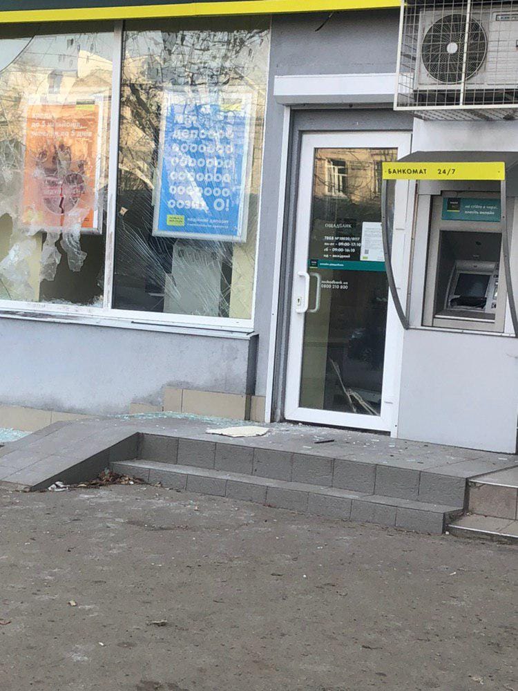 В Харькове ночью взорвали банкомат Взрывчатое устройство привели в действие дистанционно с помощью велосипедного троса. Фото: ХХ dqxikeidqxidqeant