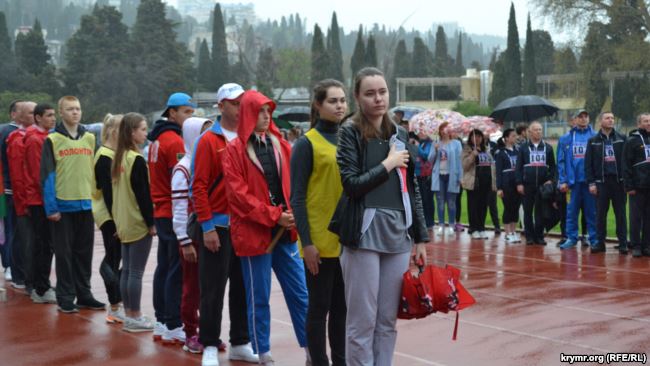 Бюджетников в оккупированной Ялте заставили сдавать под дождем нормы ГТО 01 Бюджетников в оккупированной Ялте заставили сдавать под дождем нормы ГТО 01 dqxikeidqxidqrant