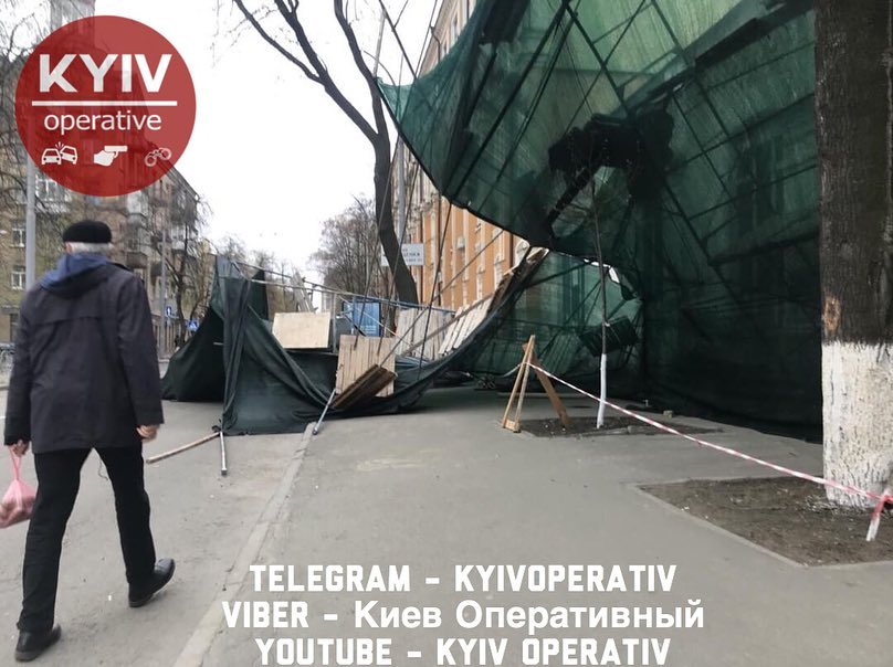 Ð’Ð¾Ð·Ð»Ðµ Â«ÐÑ€ÑÐµÐ½Ð°Ð»ÑŒÐ½Ð¾Ð¹Â» Ð¾Ð±Ñ€ÑƒÑˆÐ¸Ð»Ð¸ ÑÑ‚Ñ€Ð¾Ð¸Ñ‚ÐµÐ»ÑŒÐ½Ñ‹Ðµ Ð»ÐµÑÐ°. Ð¤Ð¾Ñ‚Ð¾: Â«ÐšÐ¸ÐµÐ² Ð¾Ð¿ÐµÑ€Ð°Ñ‚Ð¸Ð²Ð½Ñ‹Ð¹Â» 