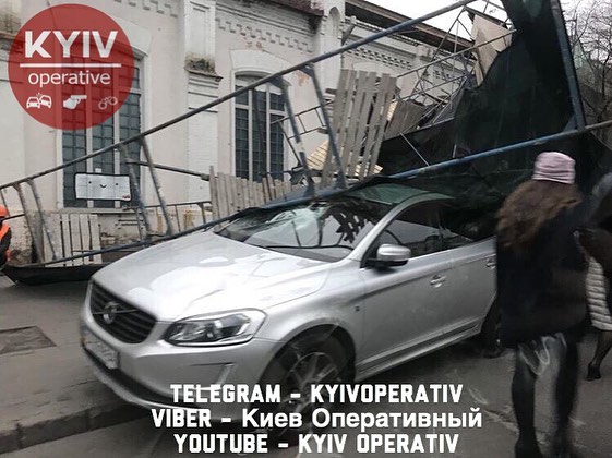 Ð’Ð¾Ð·Ð»Ðµ Â«ÐÑ€ÑÐµÐ½Ð°Ð»ÑŒÐ½Ð¾Ð¹Â» Ð¾Ð±Ñ€ÑƒÑˆÐ¸Ð»Ð¸ ÑÑ‚Ñ€Ð¾Ð¸Ñ‚ÐµÐ»ÑŒÐ½Ñ‹Ðµ Ð»ÐµÑÐ°. Ð¤Ð¾Ñ‚Ð¾: Â«ÐšÐ¸ÐµÐ² Ð¾Ð¿ÐµÑ€Ð°Ñ‚Ð¸Ð²Ð½Ñ‹Ð¹Â» 