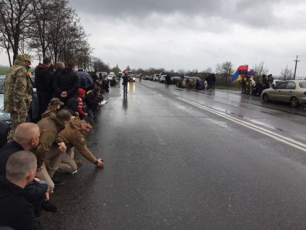 С парамедиком-добровольцем Николаем Волковым, умершим в результате ранения на Донбассе, простились в Мариуполе 04 С парамедиком-добровольцем Николаем Волковым, умершим в результате ранения на Донбассе, простились в Мариуполе 04